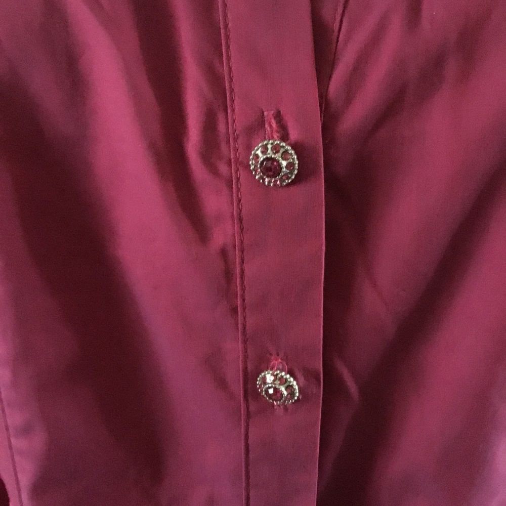 HP-7TH AVENUE- NEW YORK& CO.FITTED BUTTON DOWN TOP WITH DECORATIVE STONE BUTTONS - Picture 8 of 8